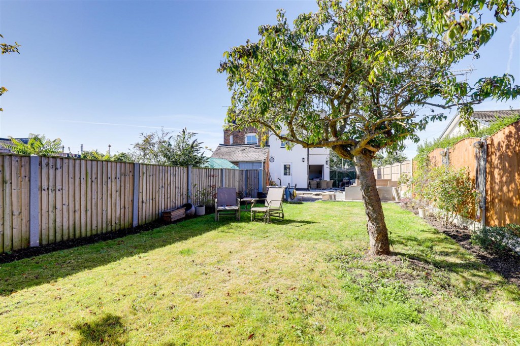 Lowdham Road, Gunthorpe, Nottinghamshire, NG14 7ES