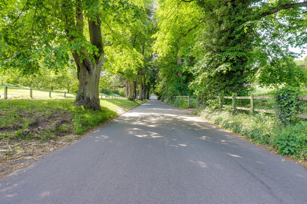 Woodchurch Road, Arnold, Nottinghamshire, NG5 8NJ
