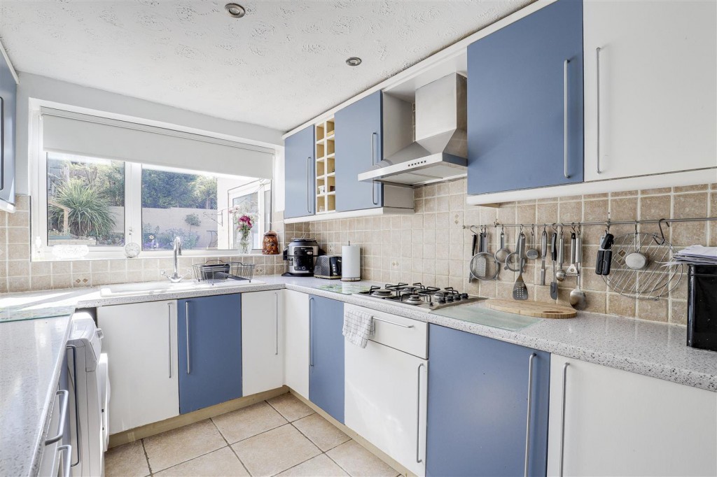 Lavender Crescent, Carlton, Nottinghamshire, NG4 3QY