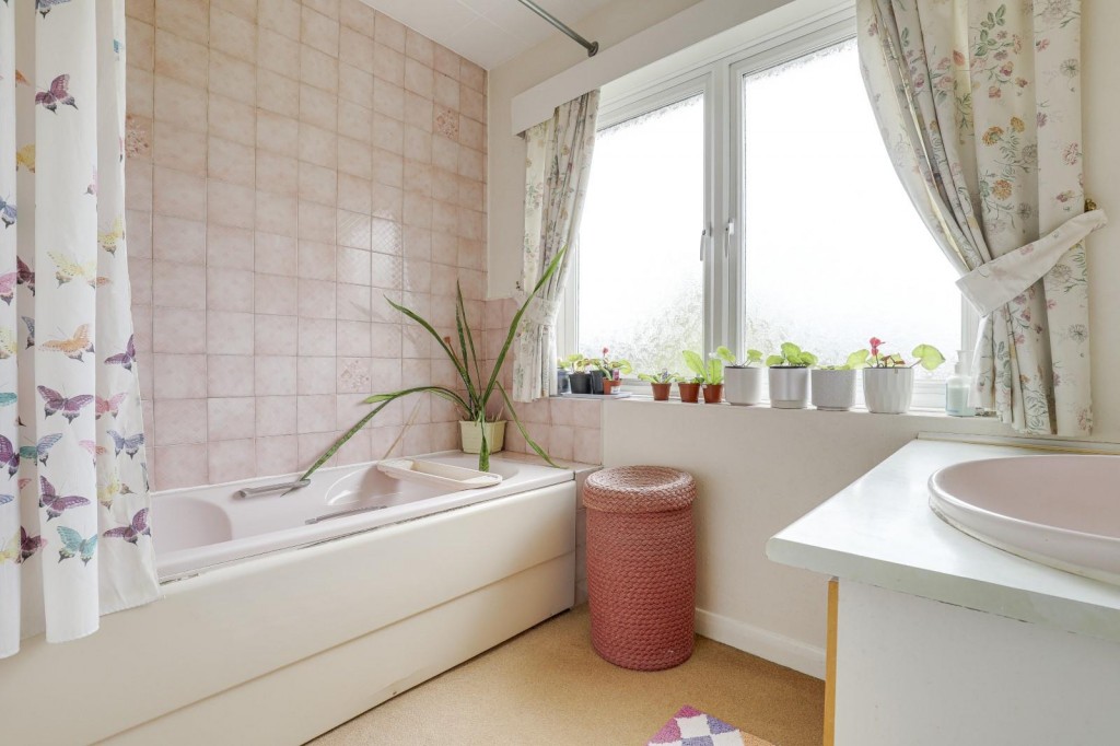 Bridle Road, Bramcote, Nottinghamshire, NG9 3DH