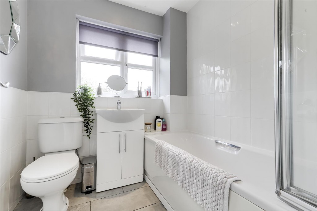 Shacklock Close, Arnold, Nottinghamshire, NG5 9QE