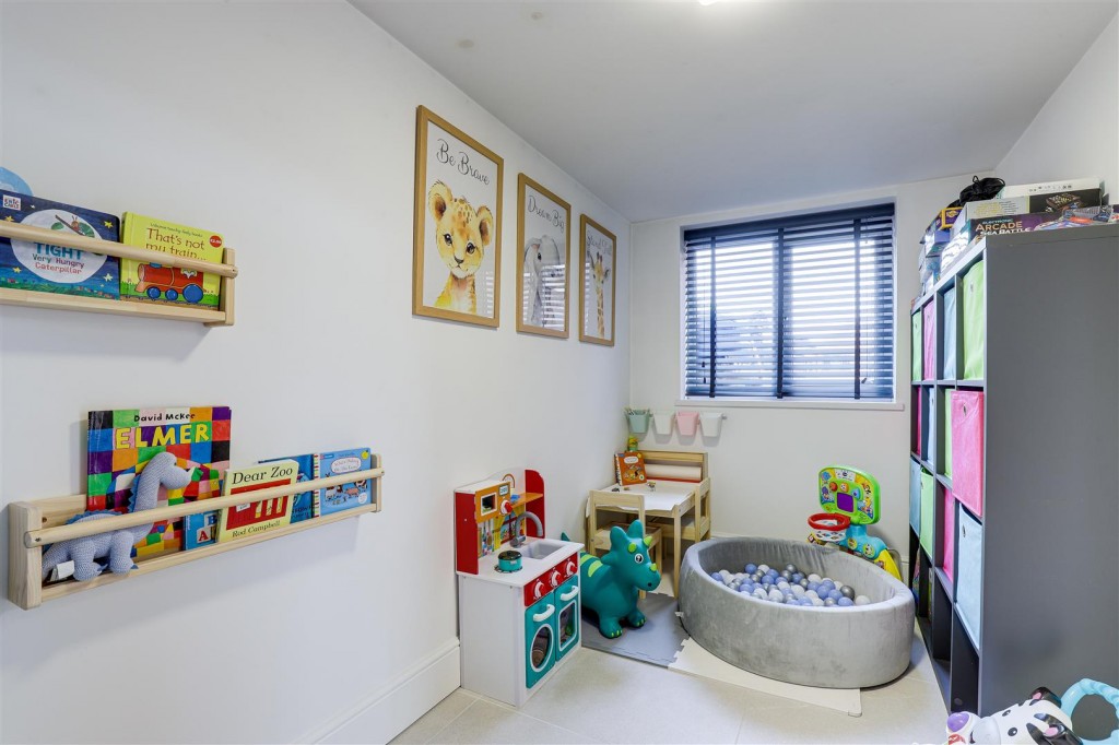 Douglas Crescent, Carlton, Nottinghamshire, NG4 1AN
