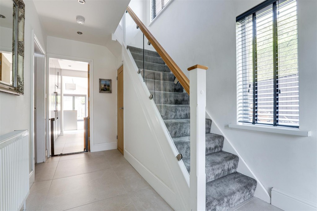 Douglas Crescent, Carlton, Nottinghamshire, NG4 1AN