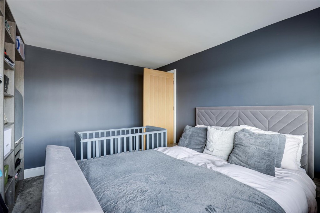 Douglas Crescent, Carlton, Nottinghamshire, NG4 1AN