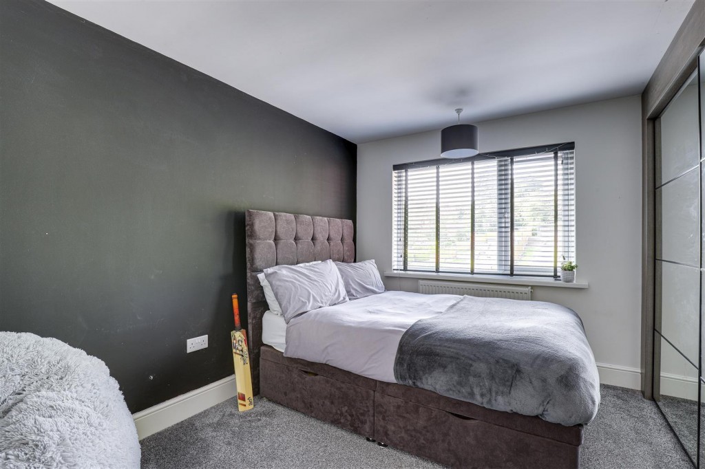 Douglas Crescent, Carlton, Nottinghamshire, NG4 1AN