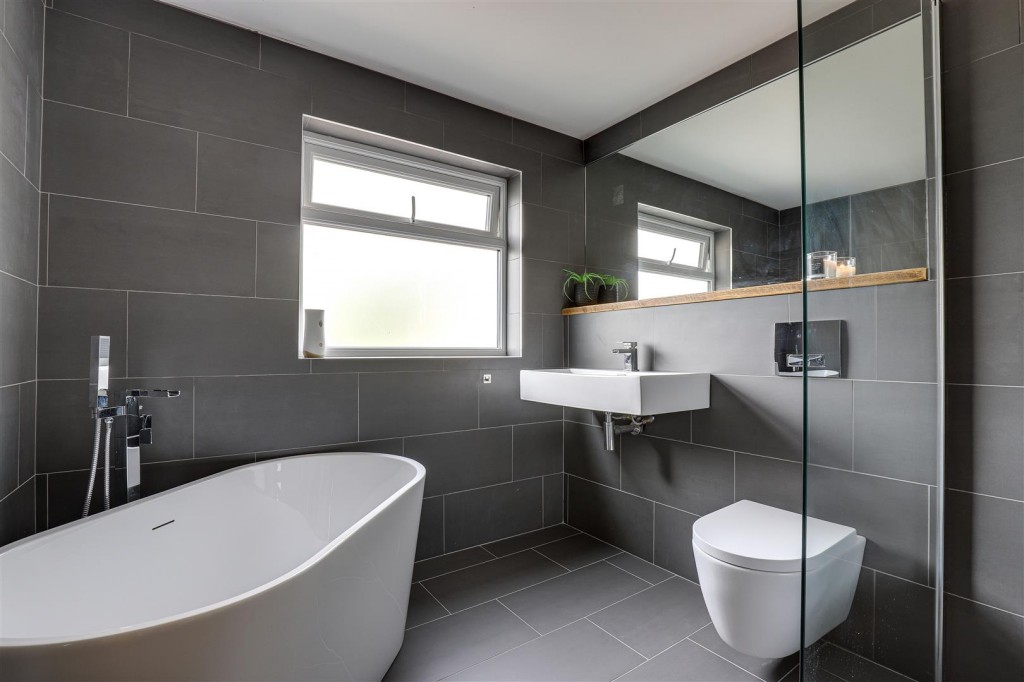 Douglas Crescent, Carlton, Nottinghamshire, NG4 1AN
