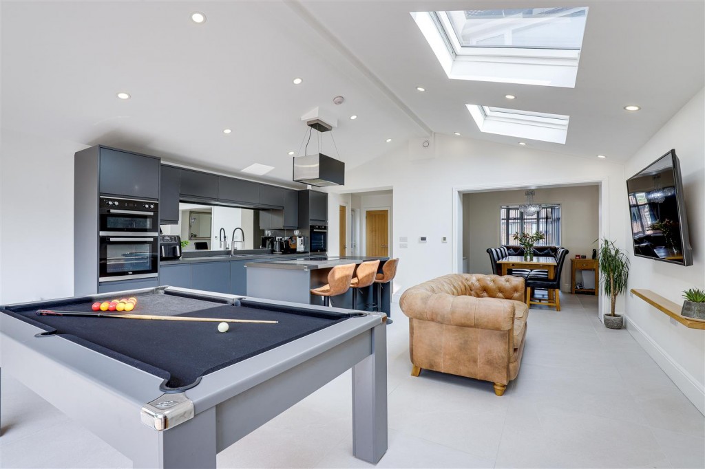 Douglas Crescent, Carlton, Nottinghamshire, NG4 1AN