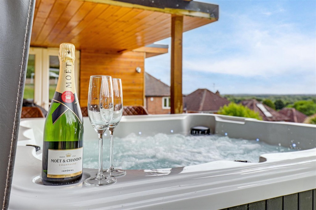 Douglas Crescent, Carlton, Nottinghamshire, NG4 1AN