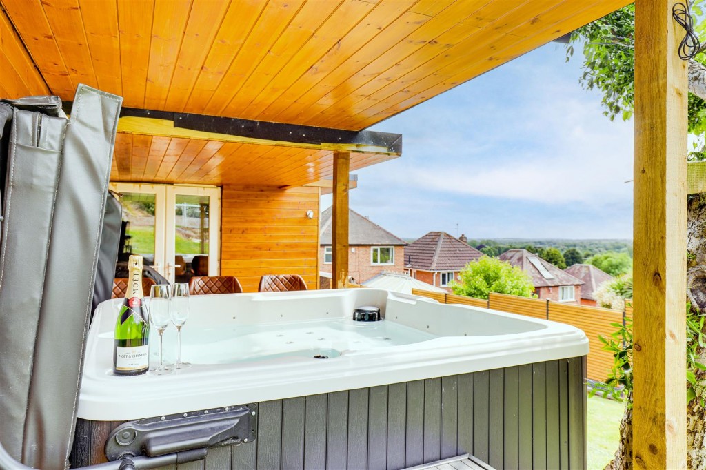 Douglas Crescent, Carlton, Nottinghamshire, NG4 1AN