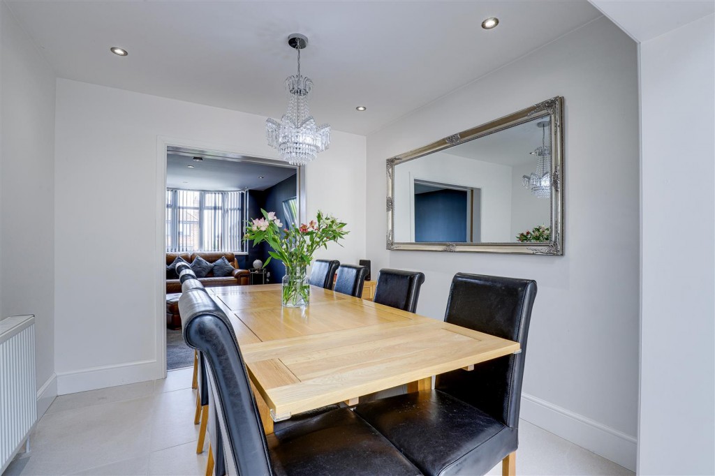 Douglas Crescent, Carlton, Nottinghamshire, NG4 1AN