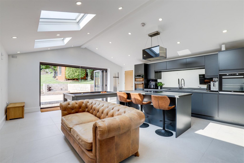 Douglas Crescent, Carlton, Nottinghamshire, NG4 1AN