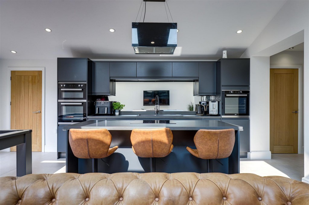 Douglas Crescent, Carlton, Nottinghamshire, NG4 1AN