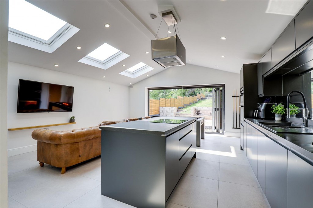 Douglas Crescent, Carlton, Nottinghamshire, NG4 1AN