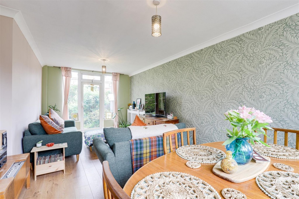Southcliffe Road, Carlton, Nottinghamshire, NG4 1ES