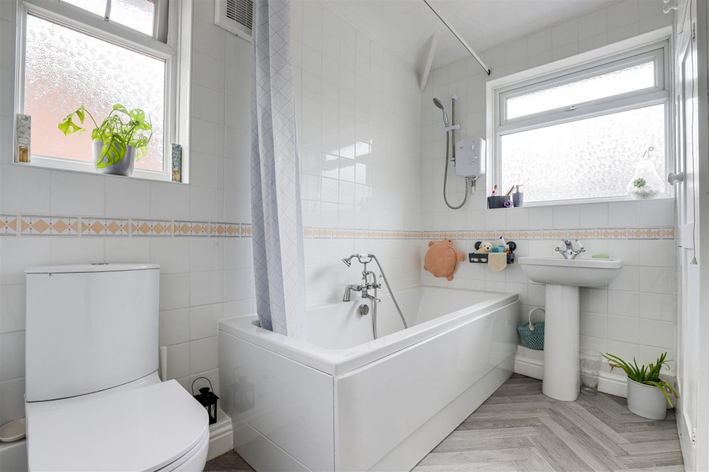 Runton Drive, Basford, Nottinghamshire, NG6 0FL