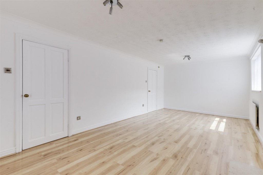 Mayfair Gardens, Nottingham, Nottinghamshire, ng5 1LT