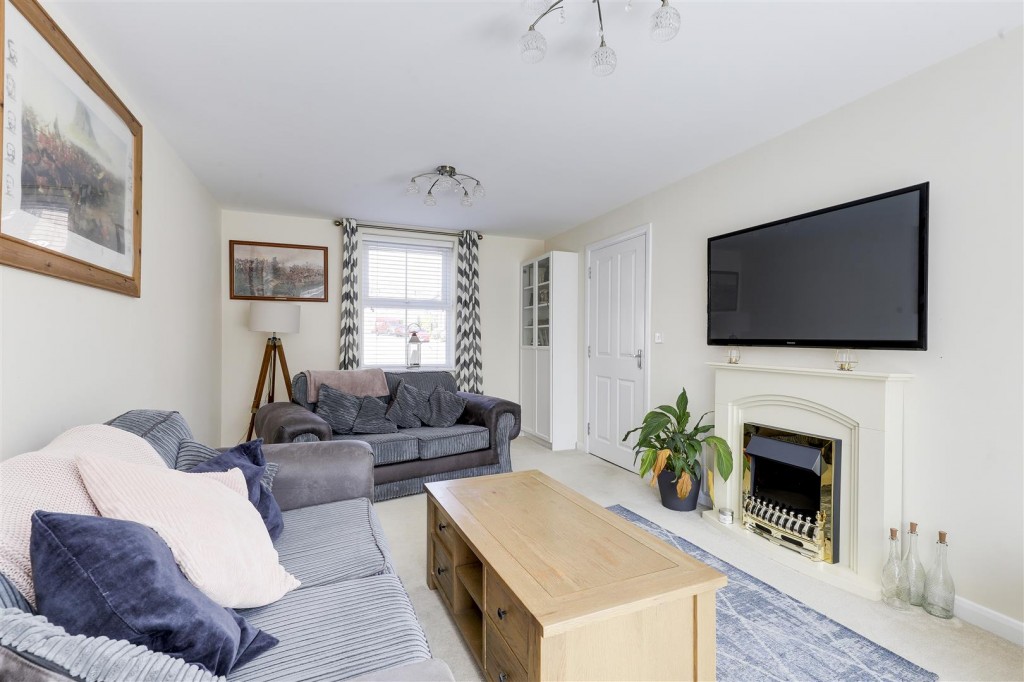 Senator Close, Hucknall, Nottinghamshire, NG15 8GH