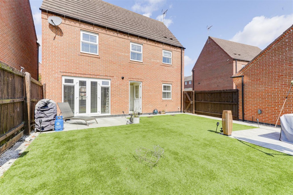 Senator Close, Hucknall, Nottinghamshire, NG15 8GH