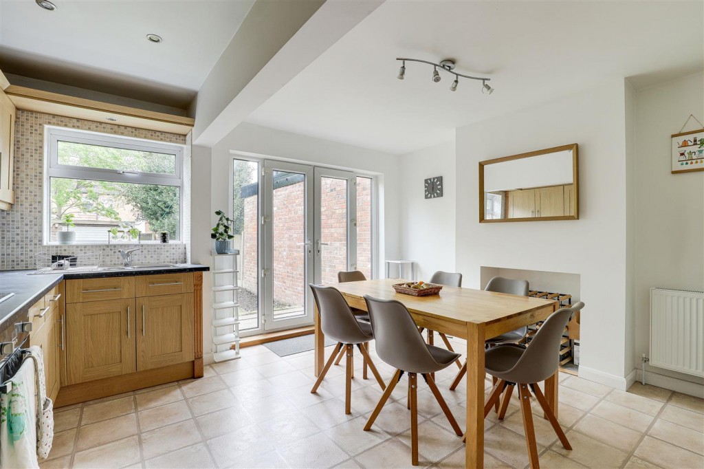 Henry Road, Beeston, Nottinghamshire, NG9 2BE