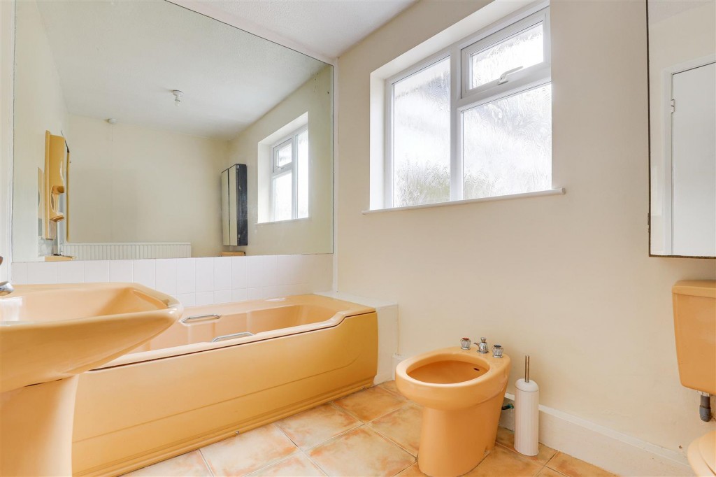 Revesby Road, Woodthorpe, Nottinghamshire, NG5 4LL