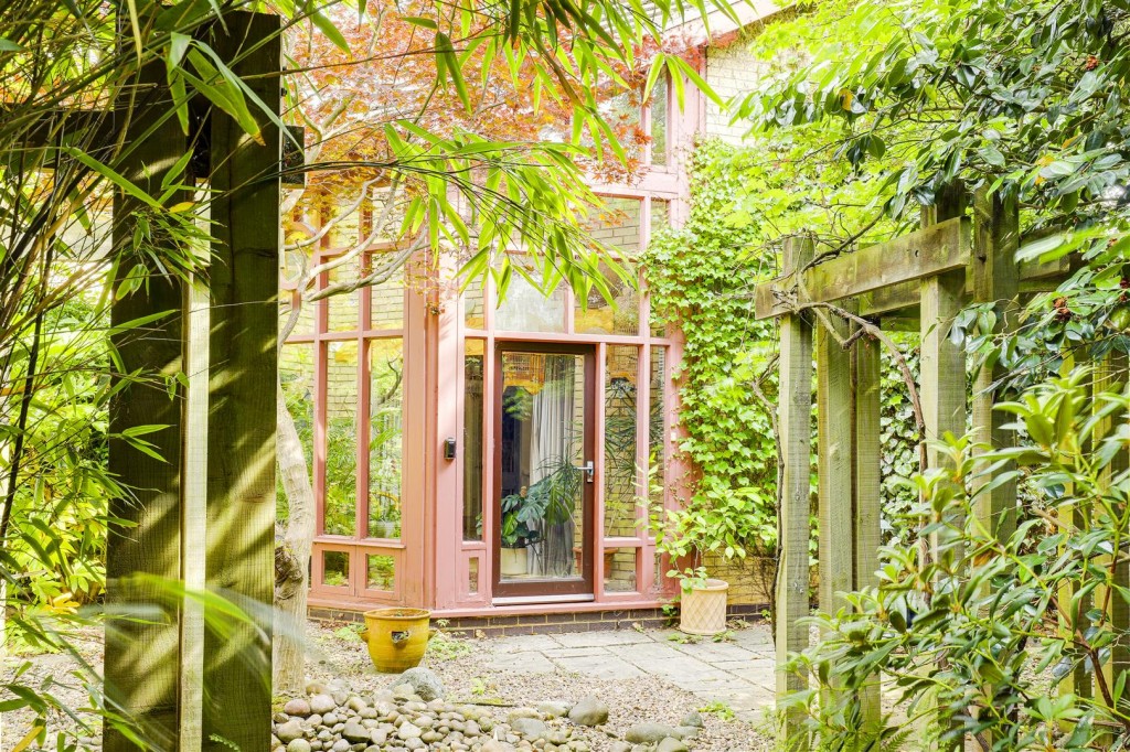 Ireton Grove, Attenborough, Nottinghamshire, NG9 6BJ