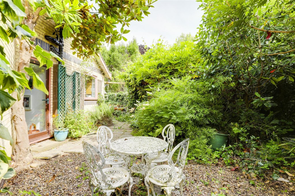 Ireton Grove, Attenborough, Nottinghamshire, NG9 6BJ
