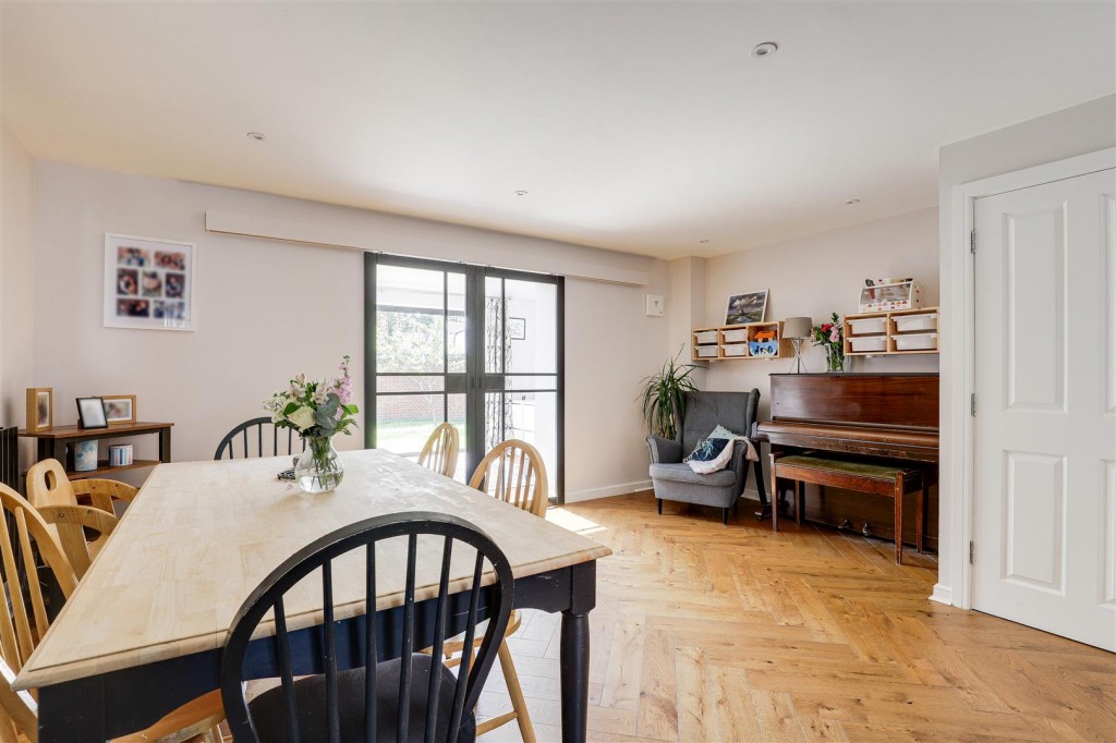 Autumn Way, Beeston, Nottinghamshire, NG9 2JW