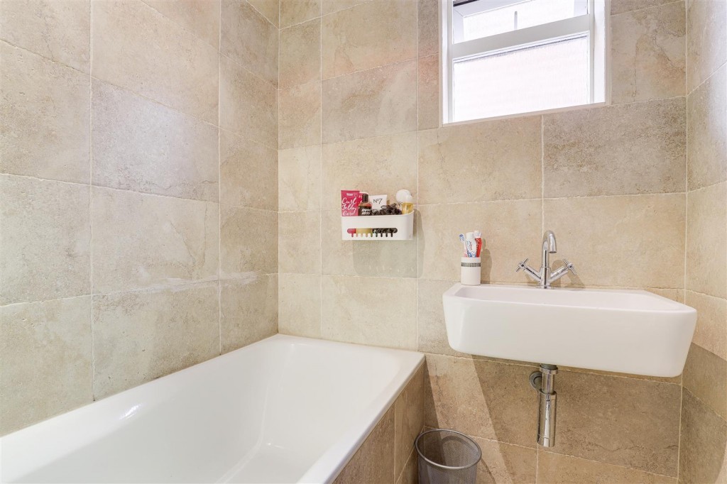 Houldsworth Rise, Arnold, Nottinghamshire, NG5 8HZ
