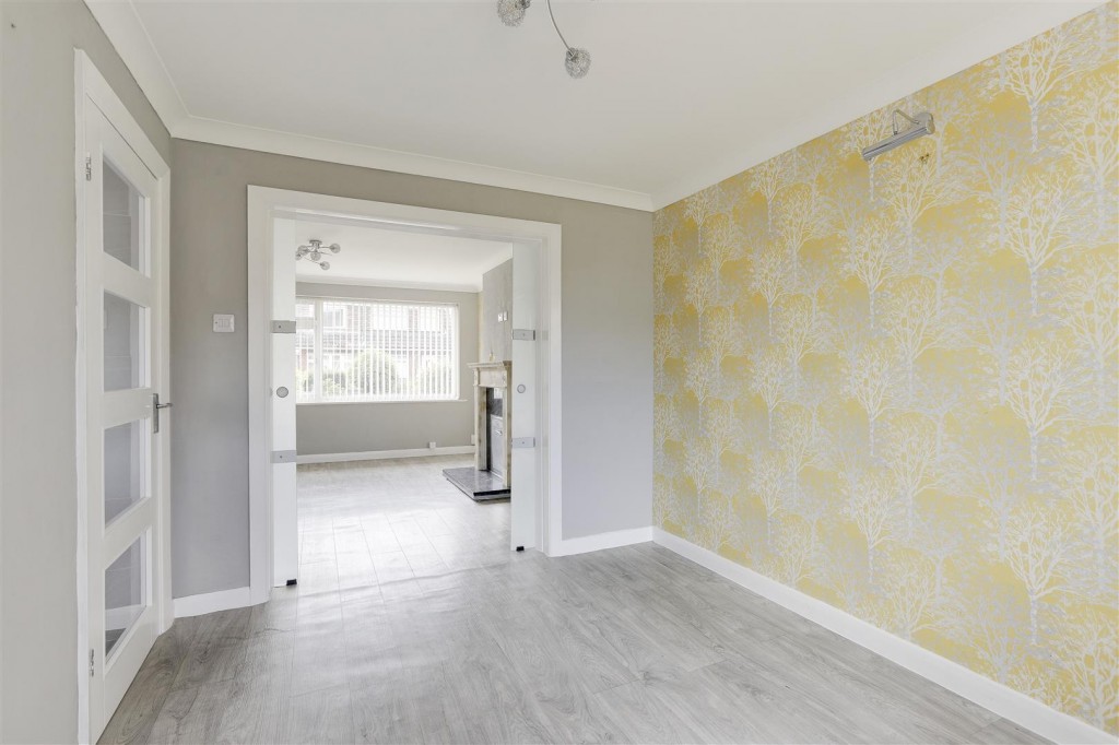 Ladbrooke Crescent, Cinderhill, Nottinghamshire, NG6 0GQ