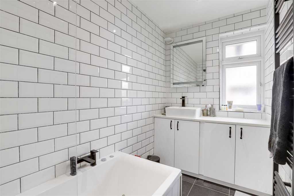 Greythorn Drive, West Bridgford, Nottinghamshire, NG2 7GB