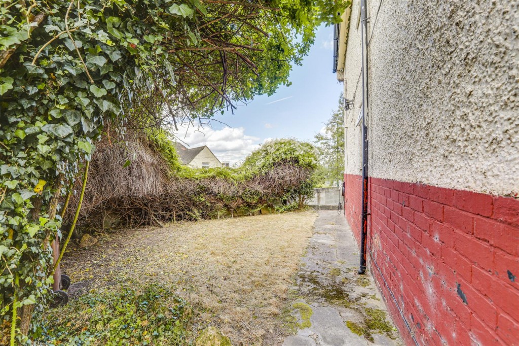 Broad Walk, Nottingham, Nottinghamshire, NG6 0LL