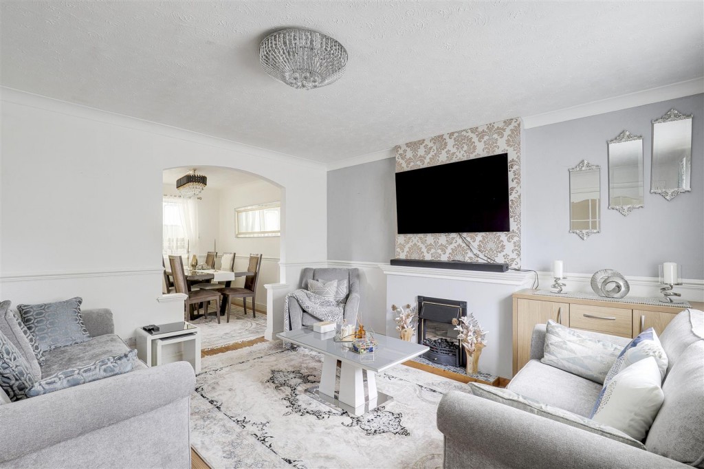 Lynmouth Drive, Ilkeston, Derbyshire, DE7 9HN