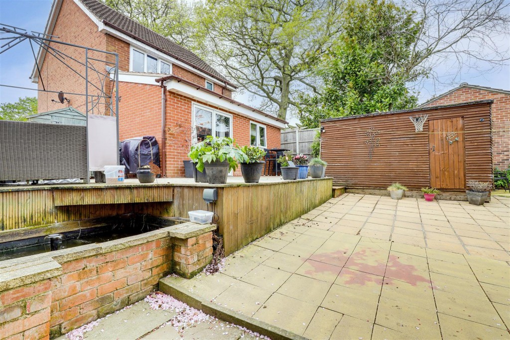 Deer Park Drive, Arnold, Nottinghamshire. NG5 8SF