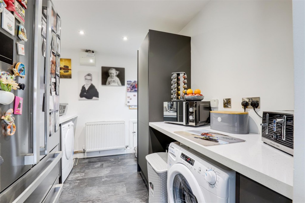 Deer Park Drive, Arnold, Nottinghamshire. NG5 8SF