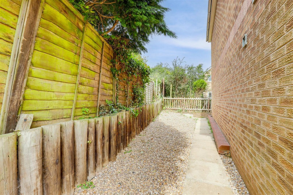 Hillcrest View, Carlton, Nottinghamshire, NG4 1LQ