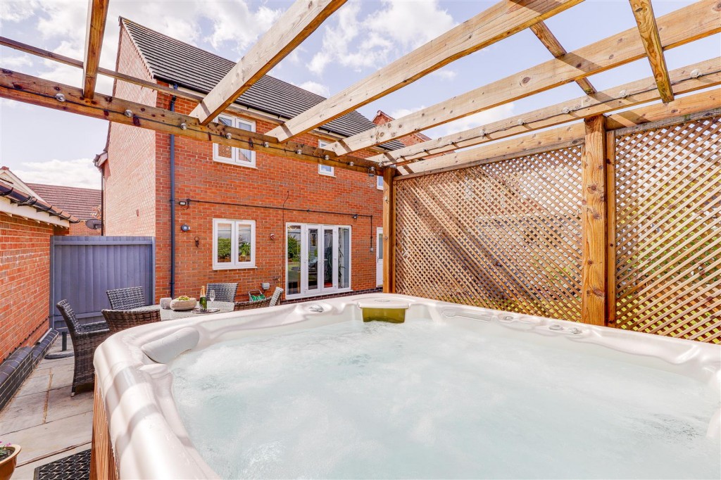 Mitford Drive, Arnold, Nottinghamshire, NG5 8BR