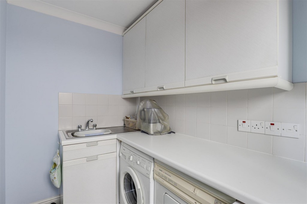 Hallfields, Edwalton, Nottinghamshire, NG12 4AA