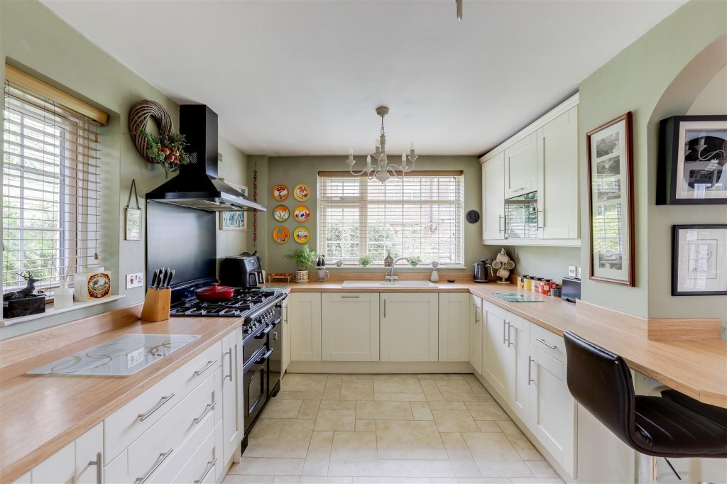 Middleton Close, Nuthall, Nottinghamshire, NG16 1BX