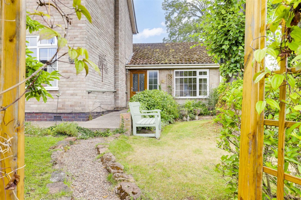 Middleton Close, Nuthall, Nottinghamshire, NG16 1BX