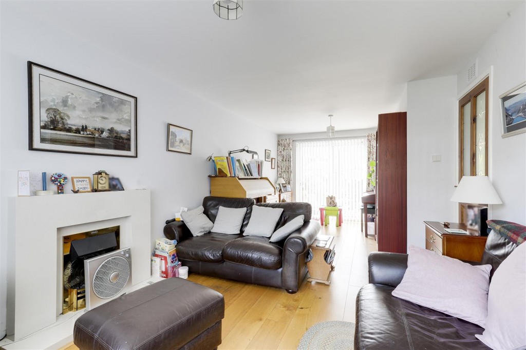 Dalbeattie Close, Arnold, Nottinghamshire, NG5 8QX