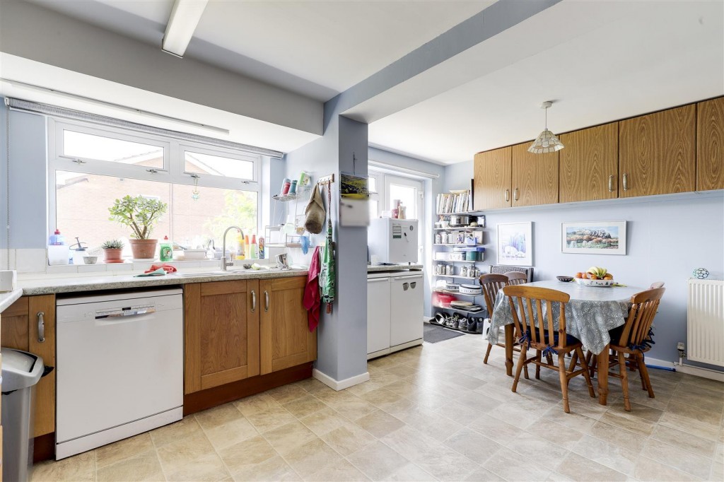 Dalbeattie Close, Arnold, Nottinghamshire, NG5 8QX