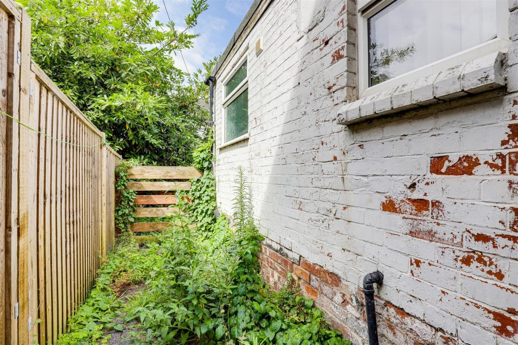 Bradgate Road, Forest Fields, Nottinghamshire, NG7 6HJ