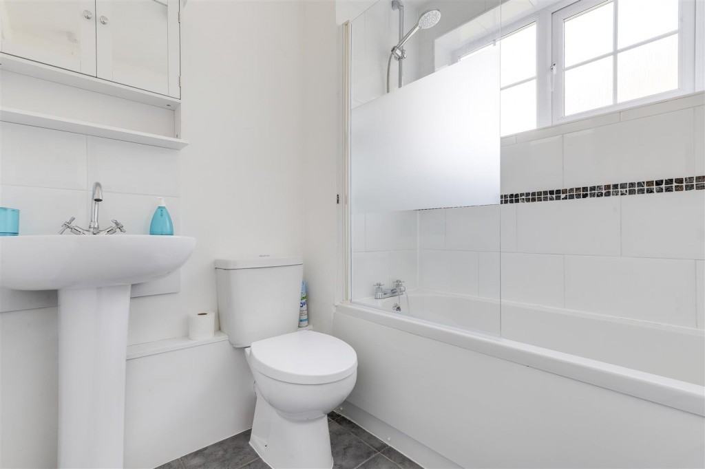 Larkspur Avenue, Redhill, Nottinghamshire, NG5 8JU