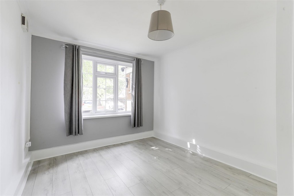 Larkspur Avenue, Redhill, Nottinghamshire, NG5 8JU