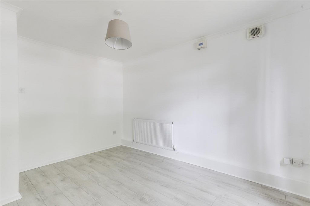 Larkspur Avenue, Redhill, Nottinghamshire, NG5 8JU