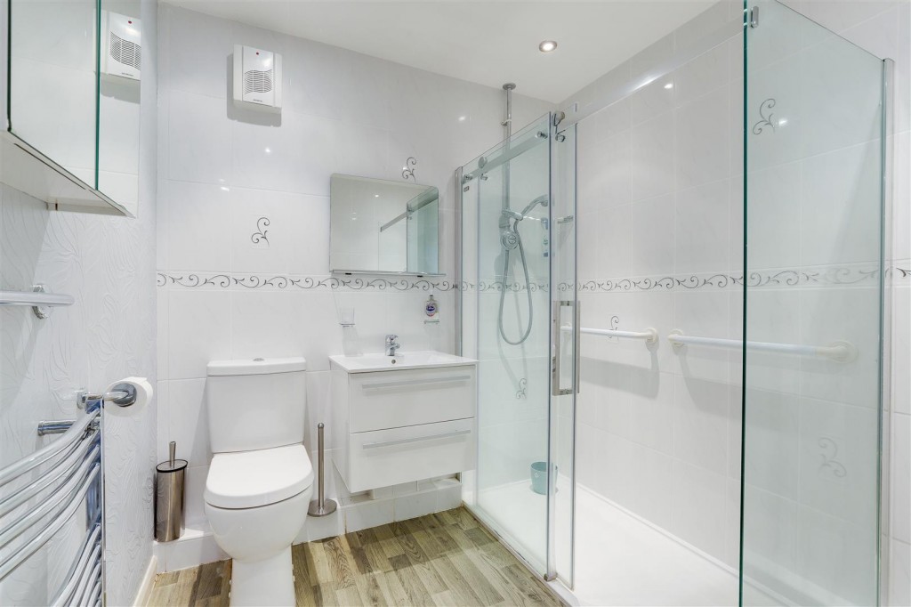 Longfield Lane, Ilkeston, Derbyshire, DE7 4DX