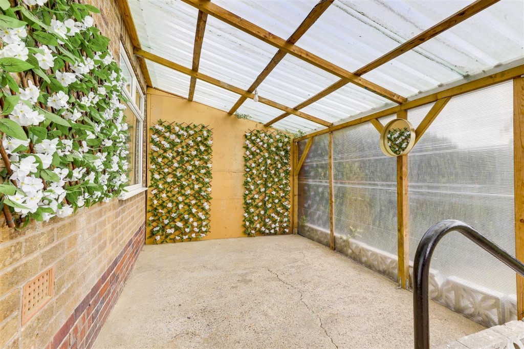Mountfield Drive, bestwood Park, Nottinghamshire, NG5 5LH