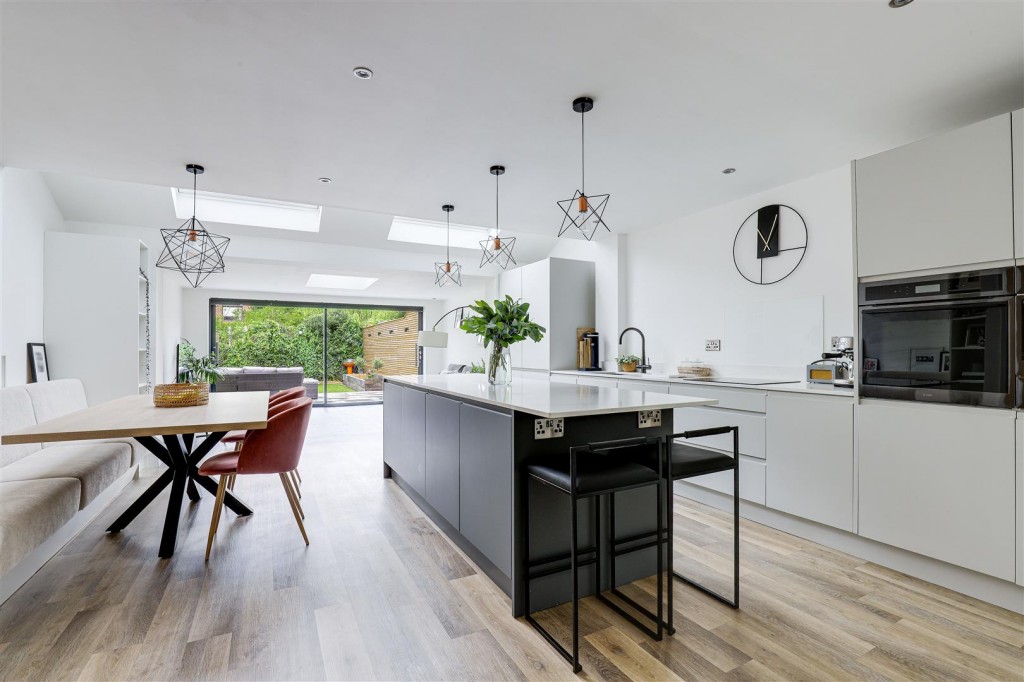Doveridge Avenue, Carlton, Nottinghamshire, NG4 3GR