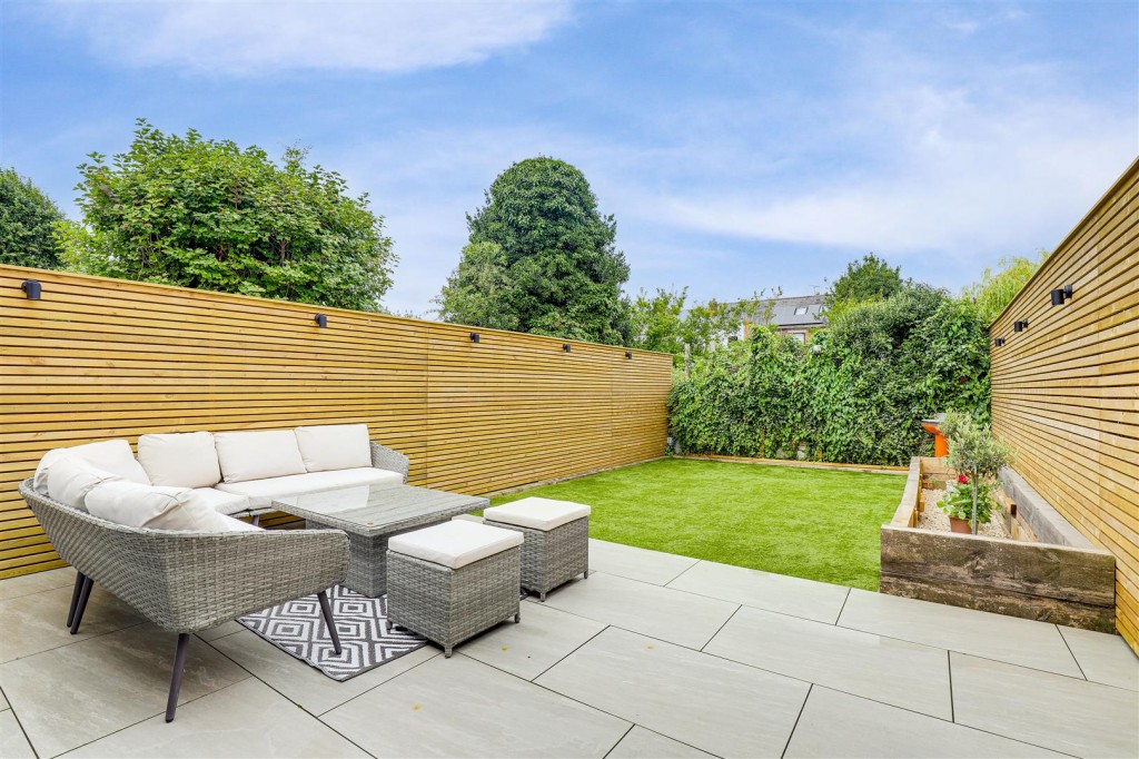 Doveridge Avenue, Carlton, Nottinghamshire, NG4 3GR
