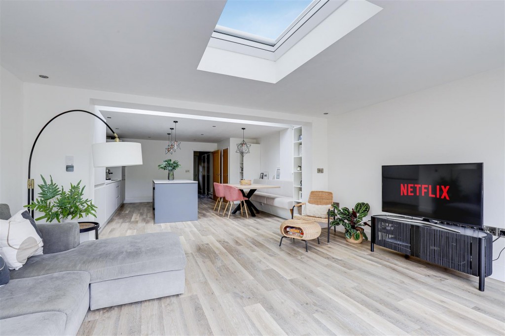 Doveridge Avenue, Carlton, Nottinghamshire, NG4 3GR